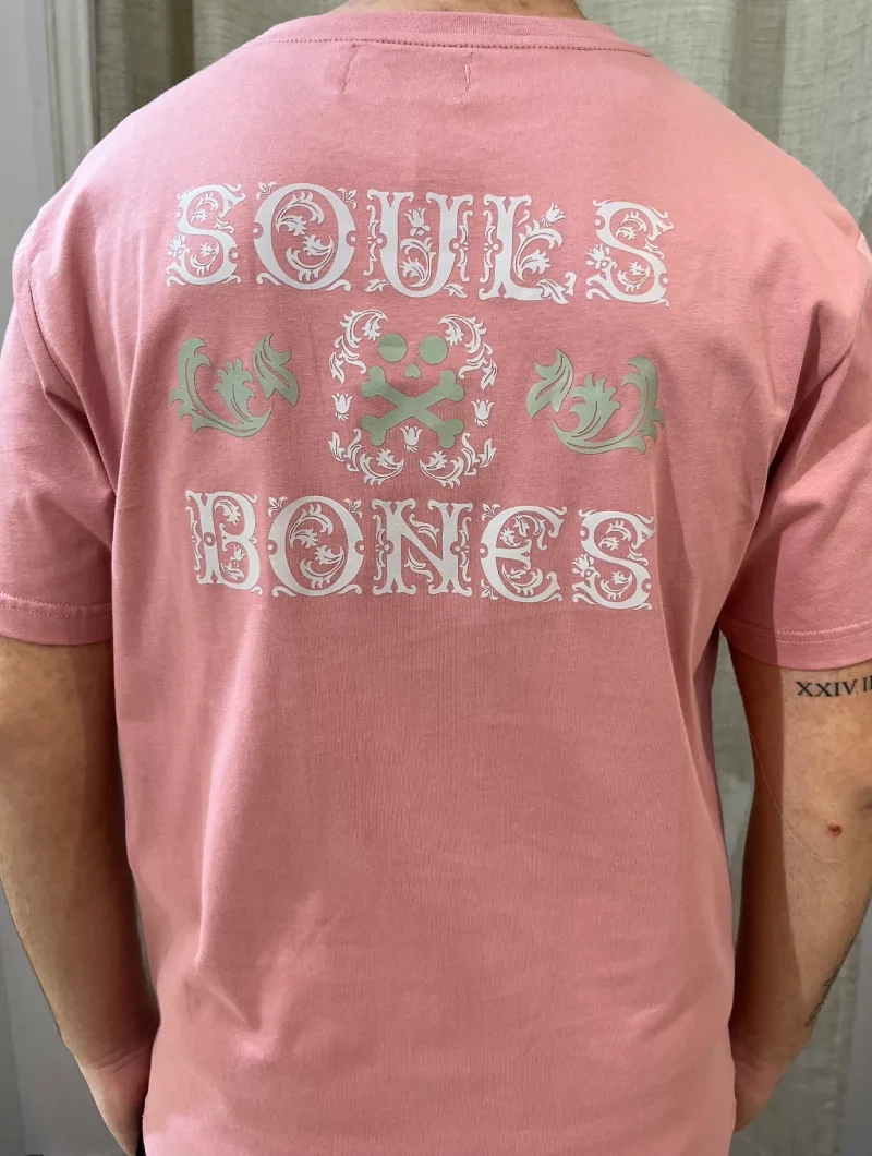 CAMISETA SOULS & BONES ROSA ESPALDA