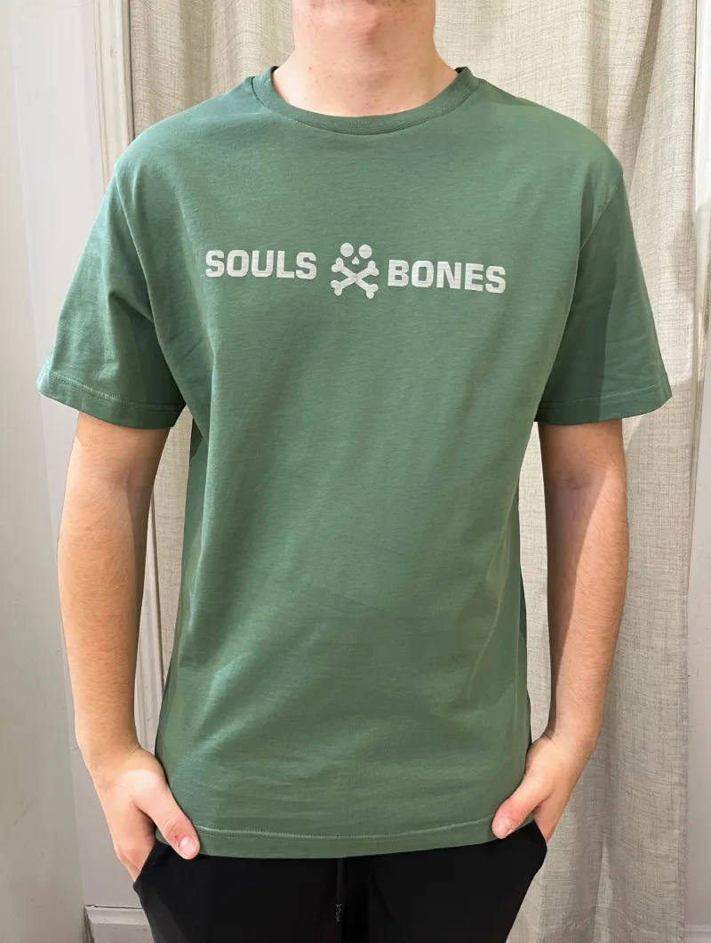 CAMISETA SOULS & BONES LETRAS VERDE