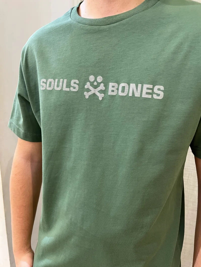 CAMISETA SOULS & BONES LETRAS VERDE