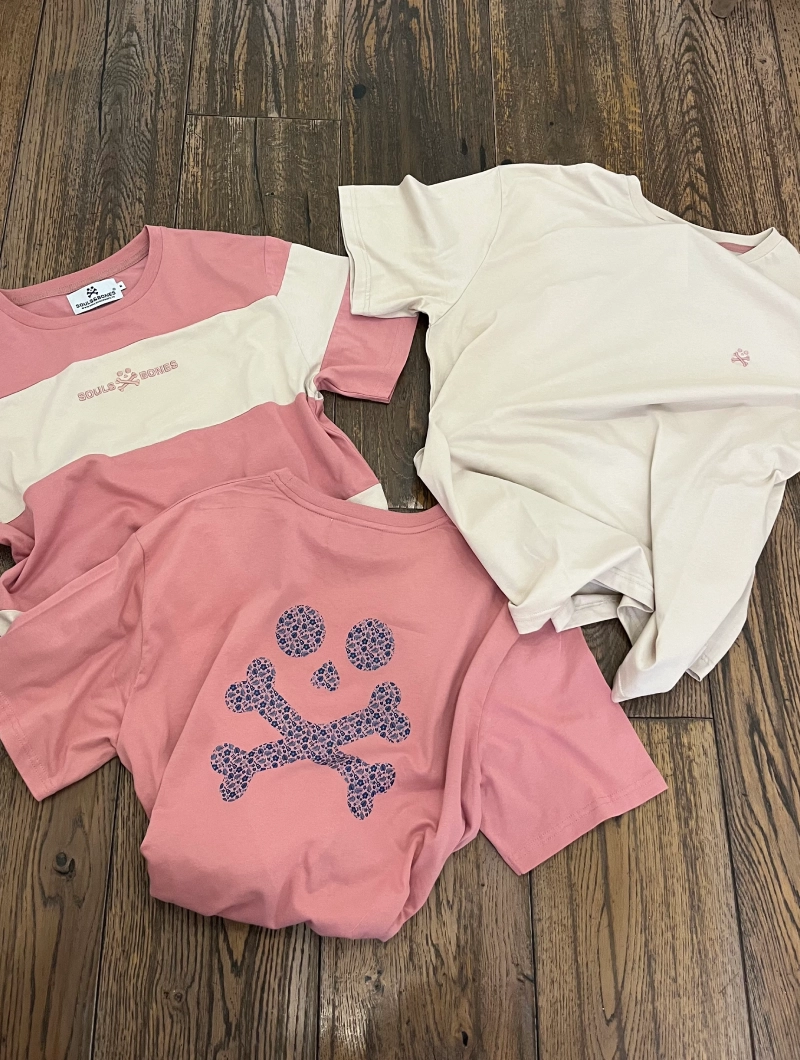 CAMISETA SOULS & BONES RAYAS ROSA