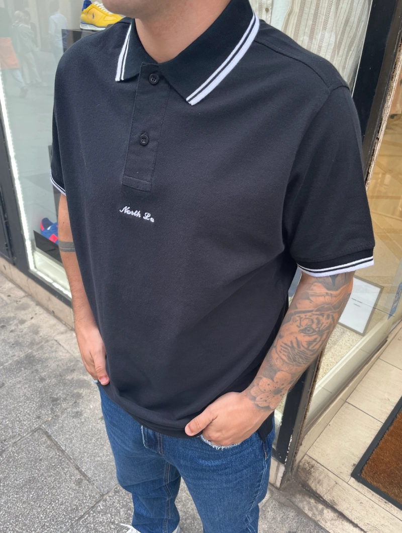 POLO NORTH LA NEGRO y BLANCO