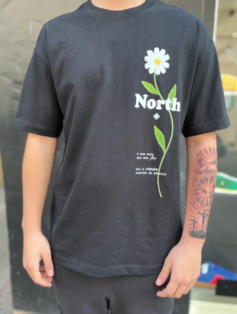 Camiseta NORTH FLOR OVER Negra