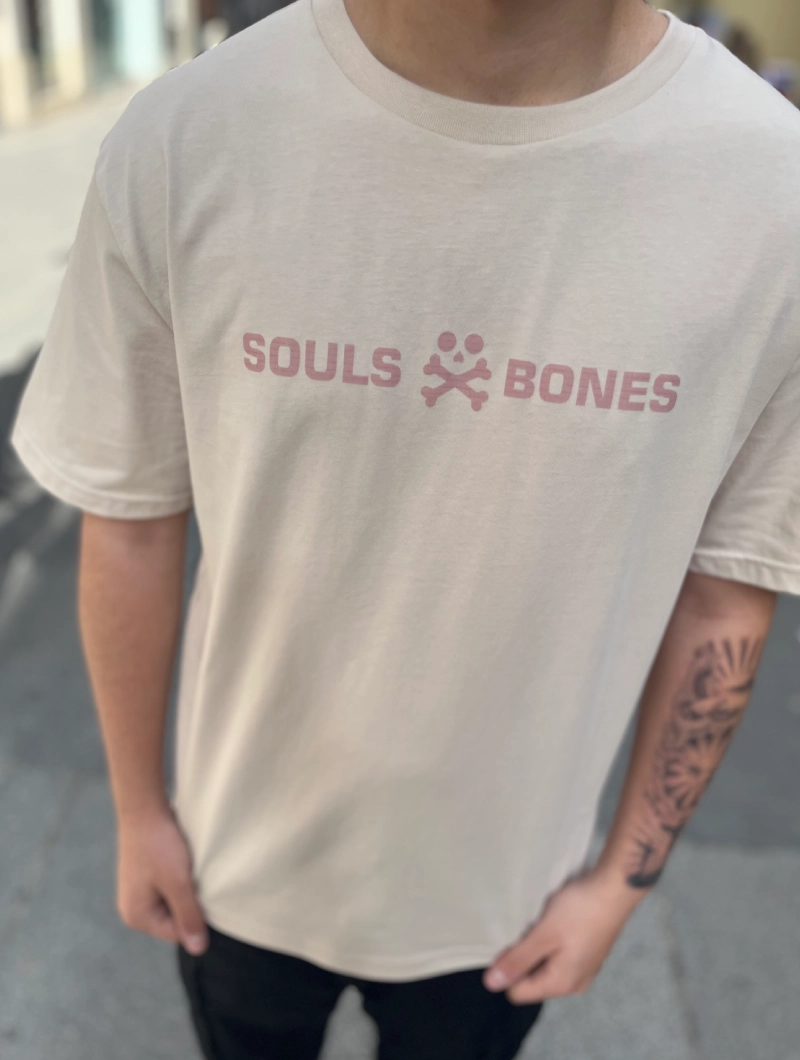 CAMISETA SOULS & BONES LETRAS BEIGE
