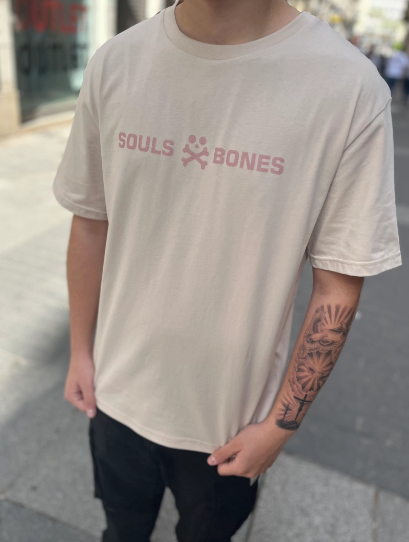 CAMISETA SOULS & BONES LETRAS BEIGE