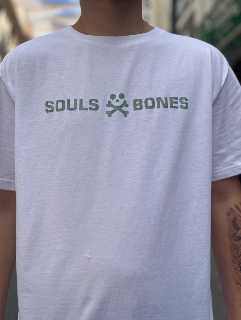 CAMISETA SOULS & BONES LETRAS BLANCA