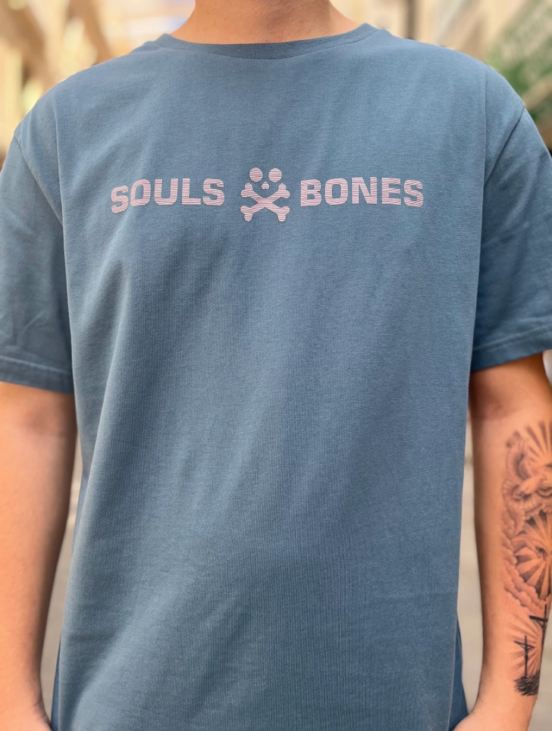 CAMISETA SOULS & BONES LETRAS AZUL MARINO