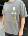 Camiseta NORTH FLOR OVER GRIS