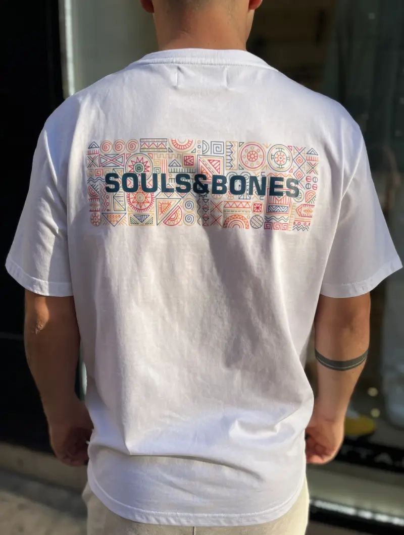 CAMISETA SOULS & BONES BLANCA LOGO MULTICOLOR