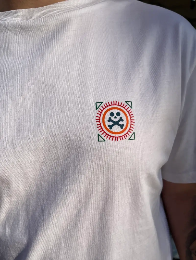 CAMISETA SOULS & BONES BLANCA LOGO MULTICOLOR