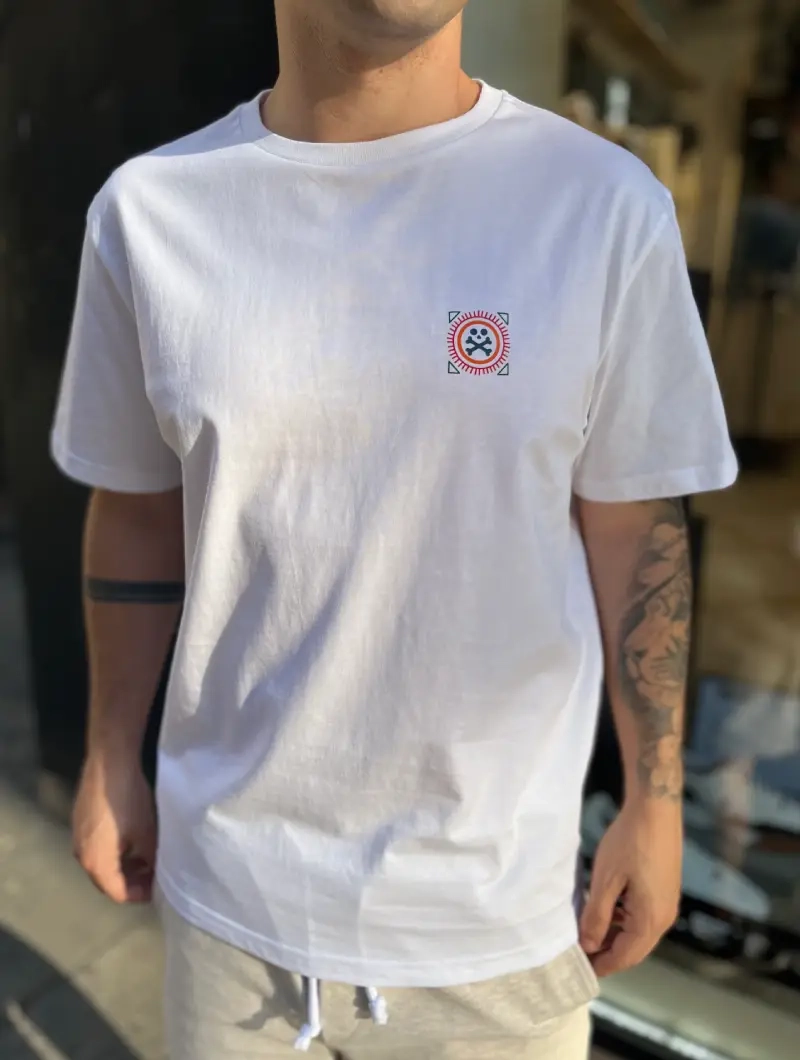 CAMISETA SOULS & BONES BLANCA LOGO MULTICOLOR